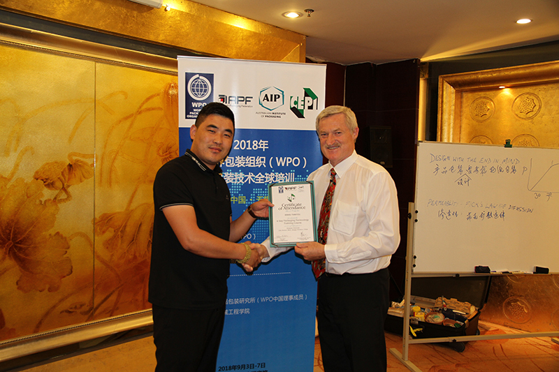 泰來(lái)董事長(zhǎng)與世界包裝主席合影 泰來(lái)董事長(zhǎng)與世界包裝主席合影